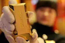 还记得当年大战华尔街的中国大妈吗？7年前抄底黄金，目前不仅解套，还大赚30%！图片