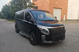 江铃福特新款MPV曝光，外观很霸气，7座，侧滑门，搭载2.0T动力图片