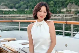 刘嘉玲越老越"妖"，光脚丫穿挂脖裙韵味足，54岁这气质羡慕不来图片