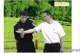 特警（动画+图文）讲解外掰折腕、抓肩立腕2招简单实用格斗招式图片
