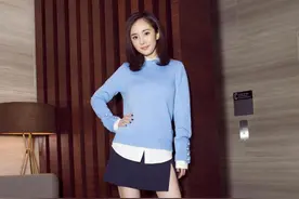 “胸大”的女生，尽量别穿衬衣，学学杨幂这样穿，显瘦更苗条图片
