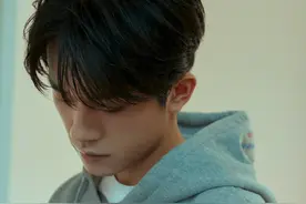 易烊千玺中戏卫衣校服搭仔裤，青春帅气满分，易学长令人心动不已图片