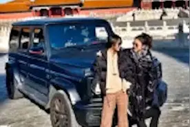 开车进故宫奔驰车主回应：朋友借车，说故宫邀请她参加活动视频封面
