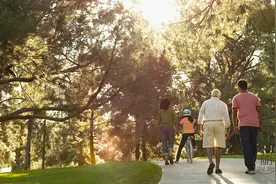 人到了一定年纪，别跟儿女走得太近图片