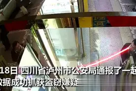男子上厕所门突然被打开，警察蜀黍围了一圈，还递过来一副手铐图片