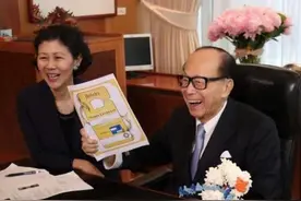 92岁李嘉诚也专一！和女友周凯旋相恋27年，是爱人也是助手图片