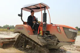 一机多用| 旋耕、开沟、平田、推土、起垄，多功能履带拖拉机图片
