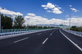 耗资370亿却基本看不到车，中国最荒凉高速，修造意义到底在哪里图片