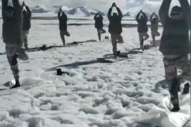 印度边防警察海拔5700米雪域高原练瑜伽，感动该国网友：民族骄傲图片