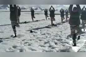 印度边防警察海拔5700米雪域高原练瑜伽，感动该国网友：民族骄傲图片
