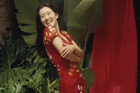 巩俐29年前旧照曝光！穿紧身鱼尾裙身姿婀娜，意外撞脸刘亦菲？图片