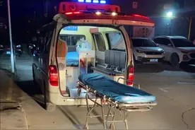 惊险！家住16楼的孕妇凌晨临产又遇电梯故障，消防员紧急破门施救图片