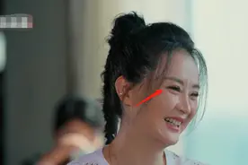 王艳跟儿子录节目，胖出老态还有皱纹，整个脸凹凹坑坑皮肤松弛图片