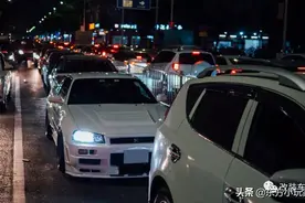 东莞晚高峰闪现R34战神，车主让我试驾后发现了这些秘密图片