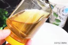 买蜂蜜时，只需要将蜂蜜瓶子倒扣过来，真假蜂蜜一看便知，别乱买图片