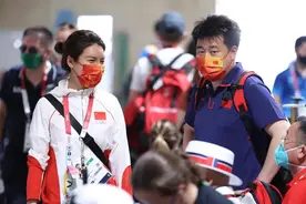 奥运冠军夫妇杜丽庞伟，现场互动好甜，搭配职业装也依然飒爽图片