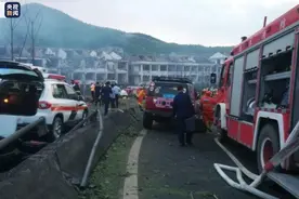 浙江温岭油罐车爆炸4死50余伤，救援现场曝光：有人员被困 救援人员废墟中救伤者图片