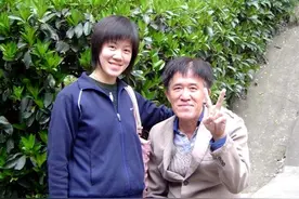 13年前，那个带父上学、感动国人的黄来女，如今现状如何？图片