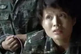 最搞笑的穿帮镜头：穿越的姨妈巾我忍了，纪晓岚喝矿泉水过分了吧图片