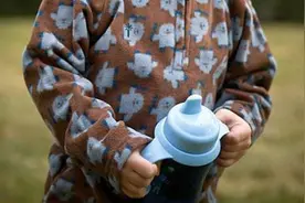 你会给娃洗奶瓶吗？脏东西都藏在这，清洁不到位等同给娃“喂毒”图片