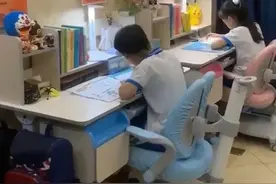 宝妈骄傲晒“奖状墙”引网友热议：在客厅写作业的孩子成绩更好？图片