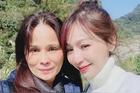 王心凌与妈妈户外郊游心情大好，母女同框颜值颇高宛若“姐妹花”图片