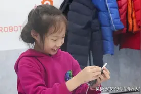 听说机器人课堂上在举行“吃鸡”比赛？图片