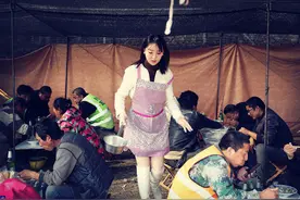 90后女孩摆摊卖羊肉汤，收摊后开着百万豪车离开，全款买两套房图片