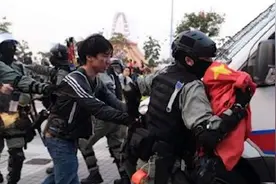 香港中环一面国旗遭暴徒拆下 港府：践踏国旗可罚5万元判3年监禁视频封面