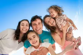 监控视频拍下惊险一幕，揭露二胎家庭真相：老大委屈，妈妈有责任图片