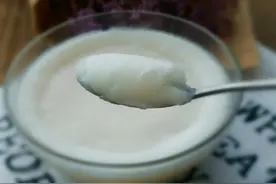 熬猪油时，记得加水熬，并多加3样料，猪油熬好白净香浓没腥味图片