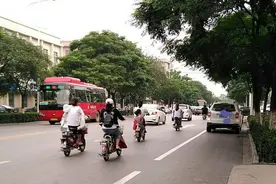 机动车乱停非机动车道，电动车“无路可走”谁来管？终于获得回复图片