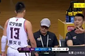 暴脾气！郭艾伦陷入犯规麻烦怒踢广告板，来看看杨鸣是怎么说的图片