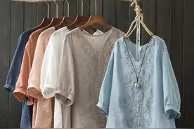 中年女人别总穿一身黑，太压抑！试试钴蓝色小衫+白裤，美的高级图片