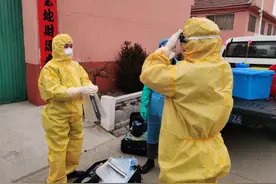 为了给1岁半密切接触者取样，她回家从自己的宝宝练起图片