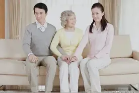 儿媳妇生孩子时，婆婆应该给钱吗？三位婆婆是这样说的图片