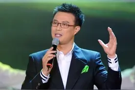 最“痴情”的男人，从农村到央视名嘴，苦守瘫痪妻子，47岁生子图片