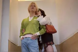 情侣出街咋穿才好看？学金泫雅和她男朋友穿同色系衣服，好看有型图片