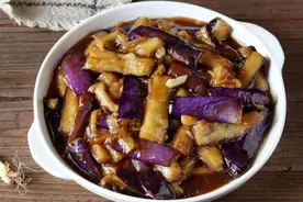 炒茄子时，不要着急下锅炒，教您一招，茄子炒好不发黑，不油腻图片