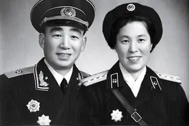 开国少将携妻衣锦还乡，发现老家有位衣衫褴褛的妻子，苦等22年图片