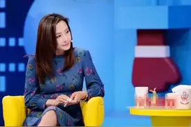 吴奇隆前妻马雅舒气质真好，穿蓝色印花裙优雅迷人，尽显高级感图片