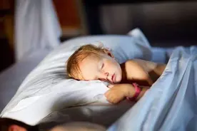 宝宝晚上睡觉经常哭闹？多半是这4个原因，3招让娃乖乖睡觉图片