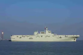 中国渔民出海巧遇075！巍峨庞大极具视觉冲击，现场画面对比强烈图片