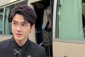 多图预警！刘昊然雅痞范儿，金丝边眼镜杀我滴血不留图片