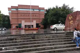 瞻仰红岩革命纪念馆，发现一台功勋印刷机，竟是《新华日报》机器图片