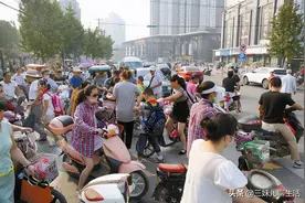 高中还需接送，中国式巨婴养成记，看父母怎么说？图片