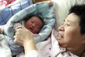 50岁大妈生二胎，宝宝出生后没奶水，向儿媳“借奶”被拒：没门图片