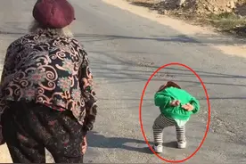 “驼背宝宝”火了！学太姥走路一板一眼，不忘回头自夸：走得像吧图片