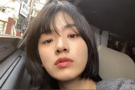 突然不化浓妆了，韩国惊现另类女人，刚红的李周映唱的哪一出图片