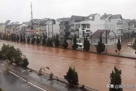 越南夏都被暴雨突袭，瞬间成为海上城市，民众苦中作乐抓鱼玩图片